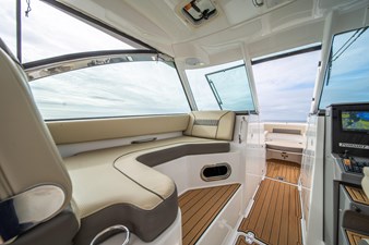 2019 Pursuit DC 325 Dual Console 33 