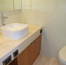 JOHNSON 93 OPEN BRIDGE 30 Starboard side VIP head