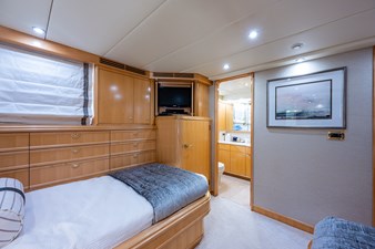 WIRE WE HERE 80 115_crescent_wire_we_here_port_guest_stateroom_7