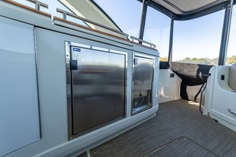 WONDERFUL WORLD 57 Cockpit refrigerator and cockpit ice maker