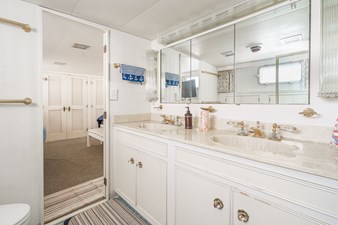 1984 Burger Raised Pilothouse 41 Mater Head Twin Sinks