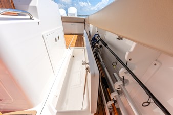 Shine V 44 Fishbox and Gunwhale Rod Storage