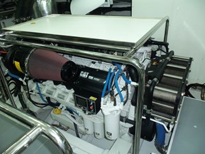 JOHNSON 93 OPEN BRIDGE 51 Port engine