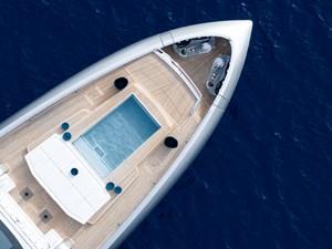 NO STRESS 5 Spacious bow with a 10-square-metre pool