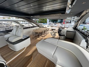 LEILANI 69 Princess Y95  Flybridge