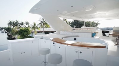 LOLA T 23 Flybridge Jacuzzi