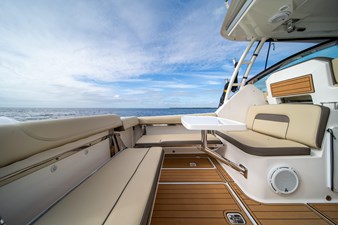 2019 Pursuit DC 325 Dual Console 31 