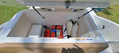 - 35 38_2019 23ft Sea Ray 230 SPX