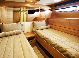 JOHNSON 93 OPEN BRIDGE 32 Twin forward to starboard