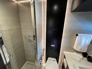 LAS BRISAS 19 Forward Stateroom Head 