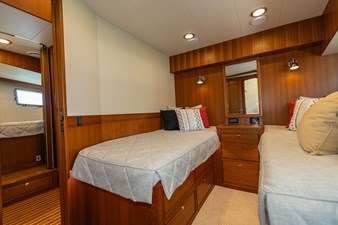C'EST LA VIE 32 035 Port Guest facing Starboard Aft