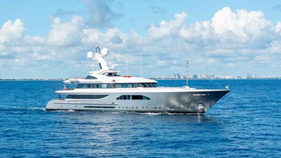 SUPERYACHT W 85 Running Shot