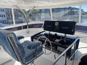 JOHNSON 80' FLYBRIDGE W/HYDRAULIC PLATFORM  33 Flybridge Helm