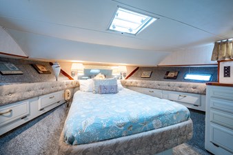 JUST DIVINE 28 61_tollycraft_just_divine_forward_stateroom14