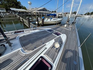 WEATHERLY 18 Foredeck