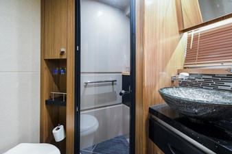 - 46 47_2018 59ft Sea Ray L590 Flybridge