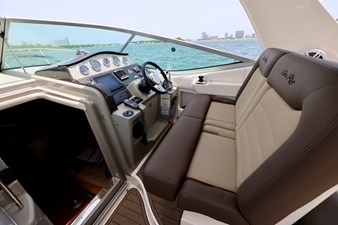 ANTANI 2 330-SUNDANCER-SEA-RAY-2014-YACHTSBLUE-HELM-AREA