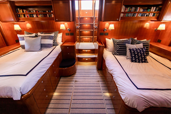 CABOCHON 51 49. Aft owners cabin.