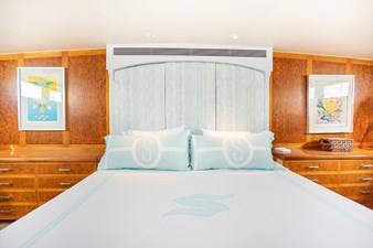 SOVEREIGN 27 Owner Stateroom