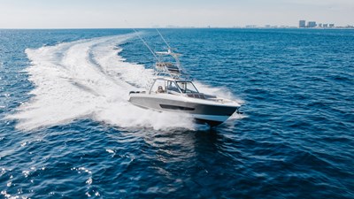 Boston Whaler 420 Outrage 19 