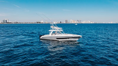 Boston Whaler 420 Outrage 1 