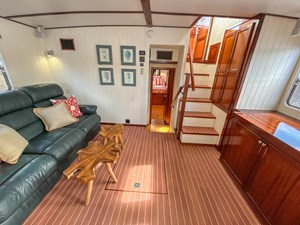 LITTLE LADY 9 Saloon