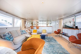 SOVEREIGN 16 Salon Facing Foward