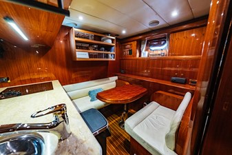 SOUTHERN BELLE 82 Crew Dining
