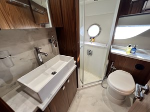 SUNSEEKER PREDATOR 57 8 VIP Stateroom Head
