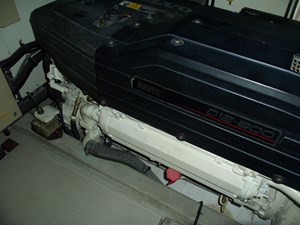 YOUNG GIRL 37 Starboard Engine