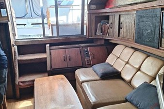 1985 Sea Ray 390 Express Cruiser 11 12