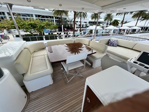Pura Vida 34 Flybridge Al Fresco dining area