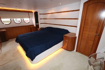 - 33 34_2006 80ft Hatteras 80 Motor Yacht