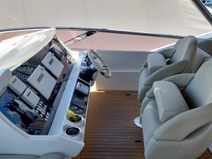 Sunseeker 86 Yacht 6 Fly helm