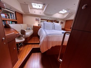 WEATHERLY 37 Owner's cabin