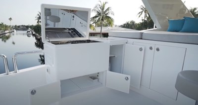 LOLA T 26 Flybridge Grill