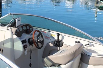 2004 Sea Ray 220 Sundeck 16 17