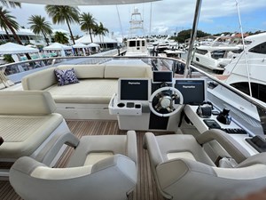 Pura Vida 30 Flybridge Helm Station