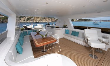 JOHNSON 110 FLYBRIDGE  11 Flybridge looking aft