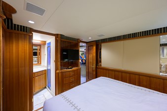 THE BEELIEVER 30 GUEST STATEROOM / PORT