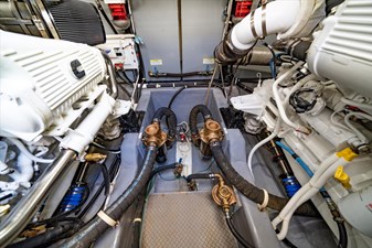 AQUASITION 37 AQUASITION Carver C52 Coupe