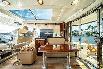 RECON ROYALE 19 Stbd upper salon