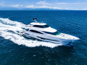 E90 Motor Yacht / NOW AVAILABLE  0 Horizon E90 running across the open ocean. 