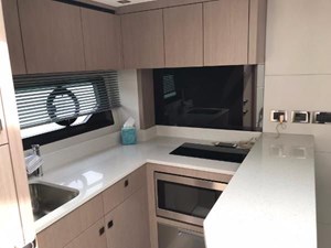 - 6 54-2019-Sunseeker-Predator-013