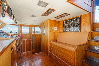 1984 Burger Raised Pilothouse 31 pilothouse seat bench with drawers underneath