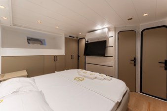 27 M DELUXE MOTOR YACHT 15 