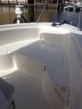 2007 Boston Whaler 240 Outrage 9 10