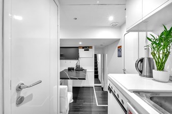 Ferretti Yachts Custom Line 94 98 