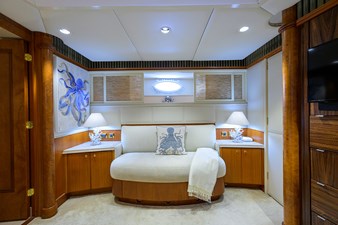 THE BEELIEVER 22 MASTER STATEROOM