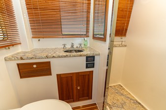 C'EST LA VIE 43 047 Command Bridge Head and Shower